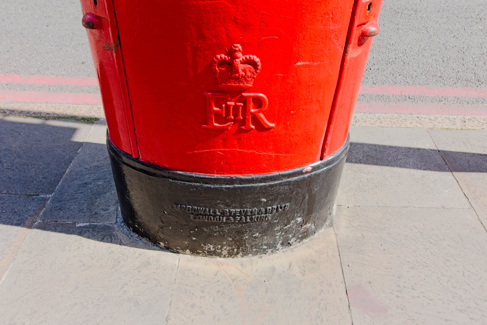 Postbox: Queen Elizabeth Street, Greater London, Southwark, Greater London