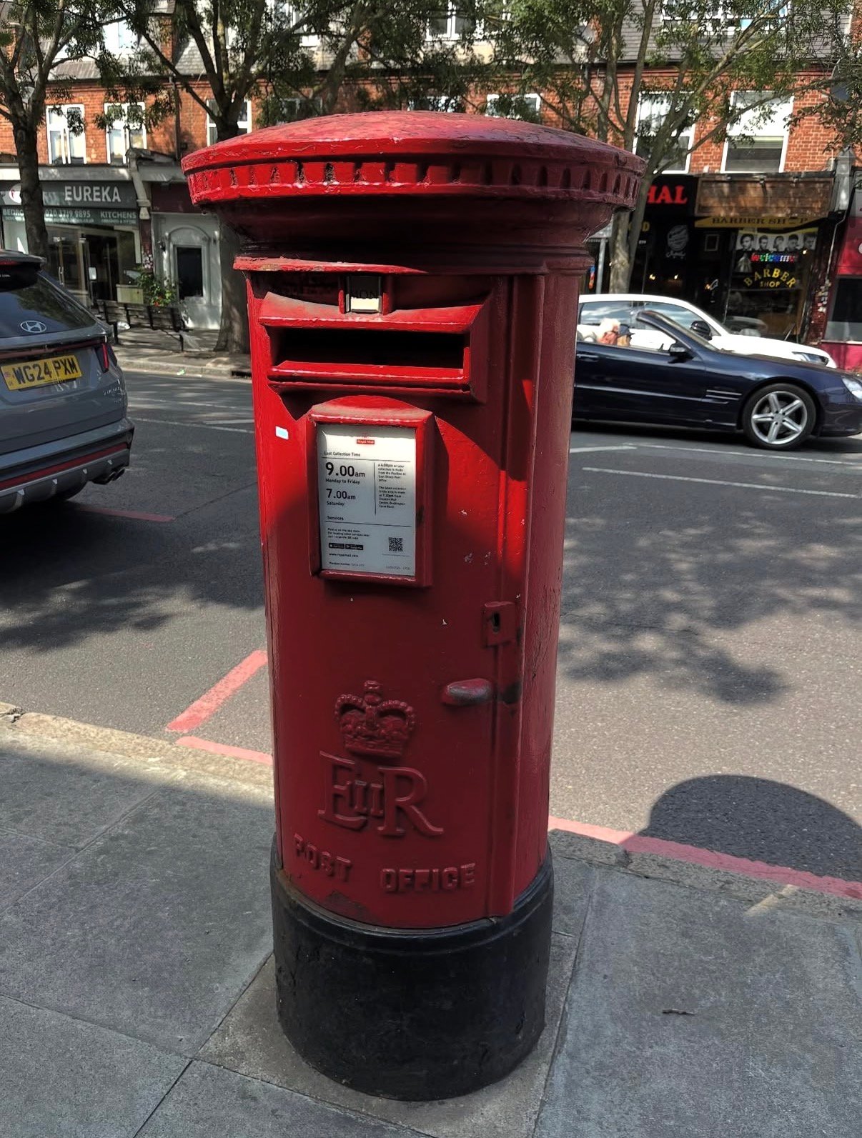 Upper Richmond Road West, Greater London, Queen Elizabeth II