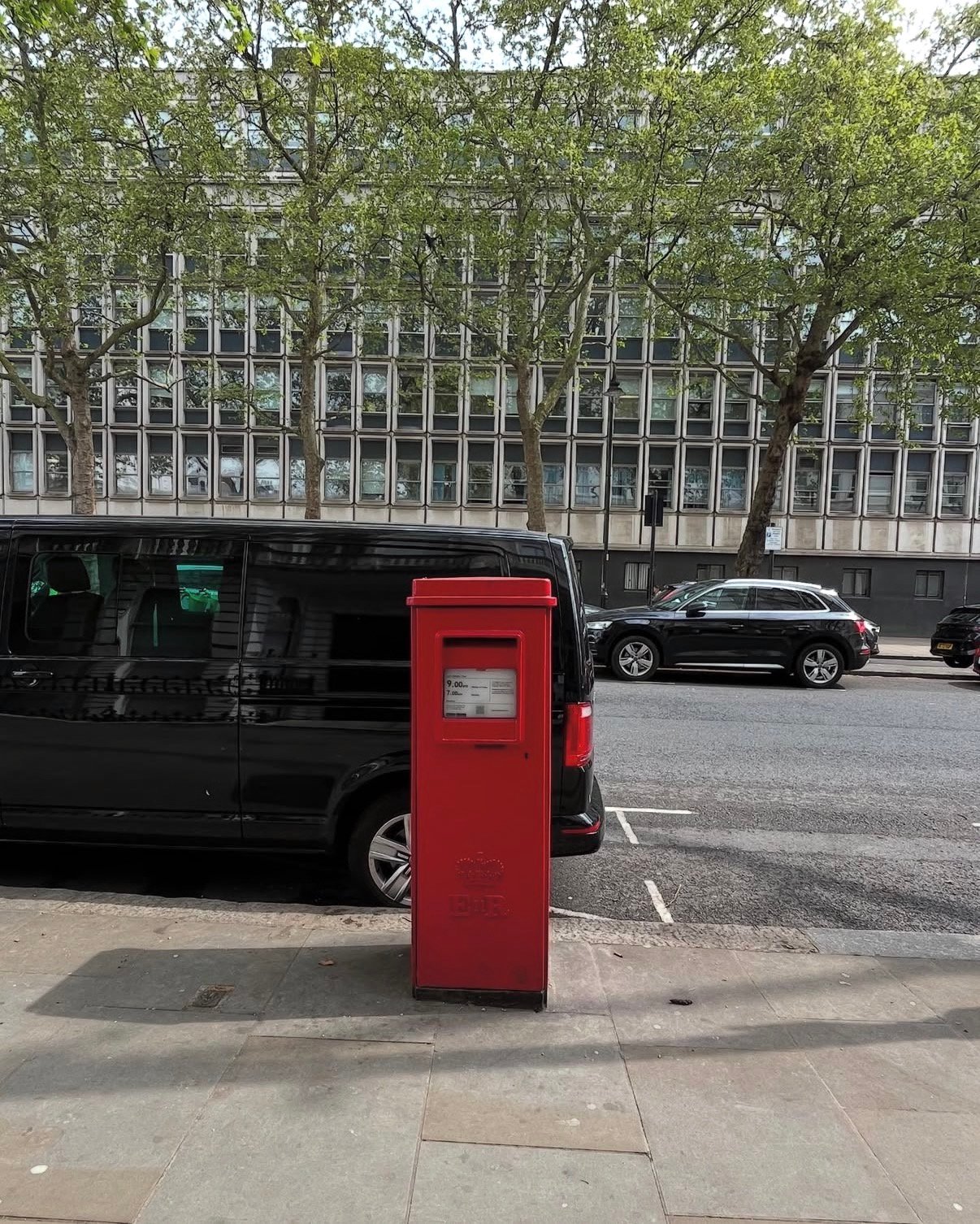 Queen's Gate, Greater London, Queen Elizabeth II