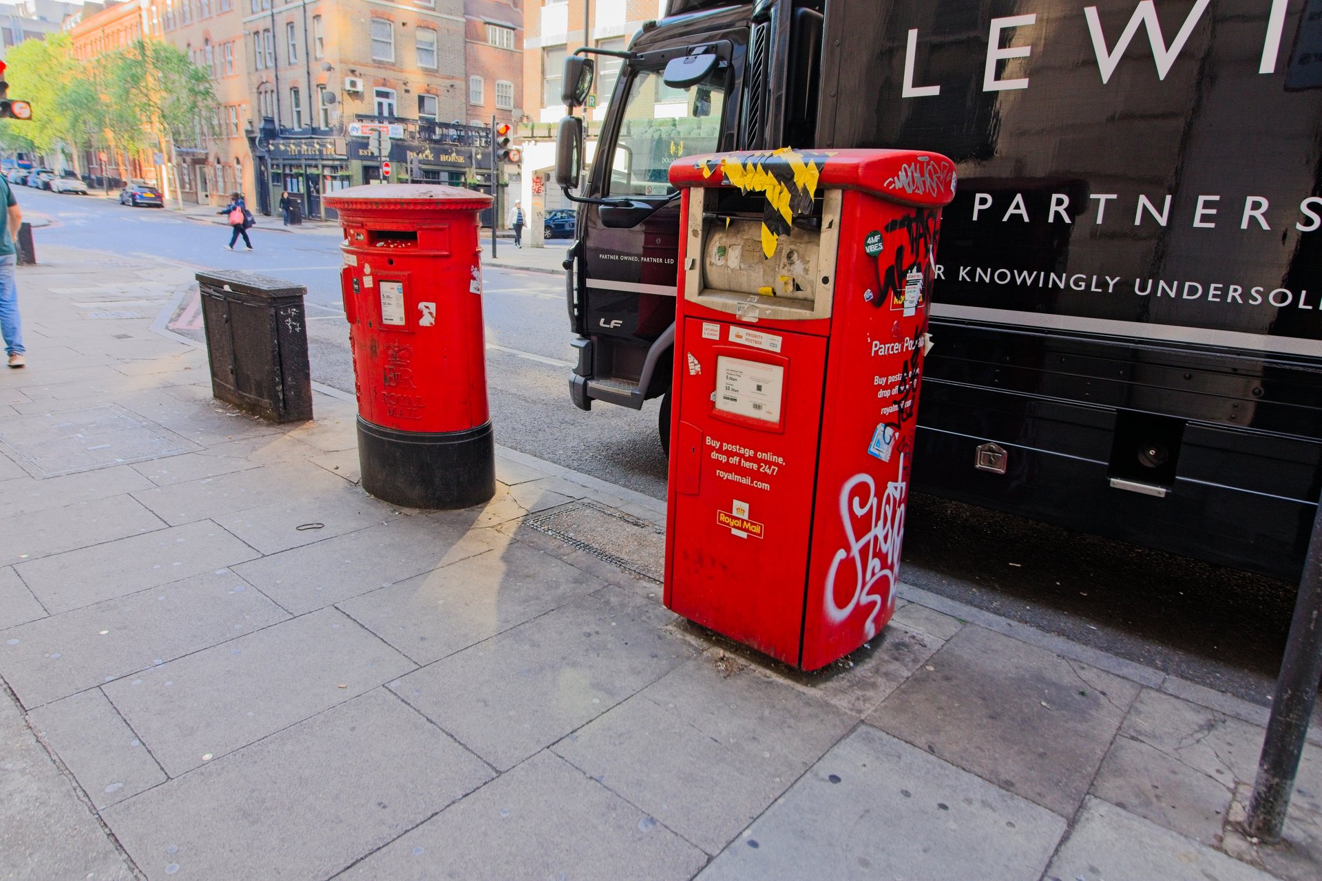 Postbox: Leman Street, Greater London, Tower Hamlets, Greater London