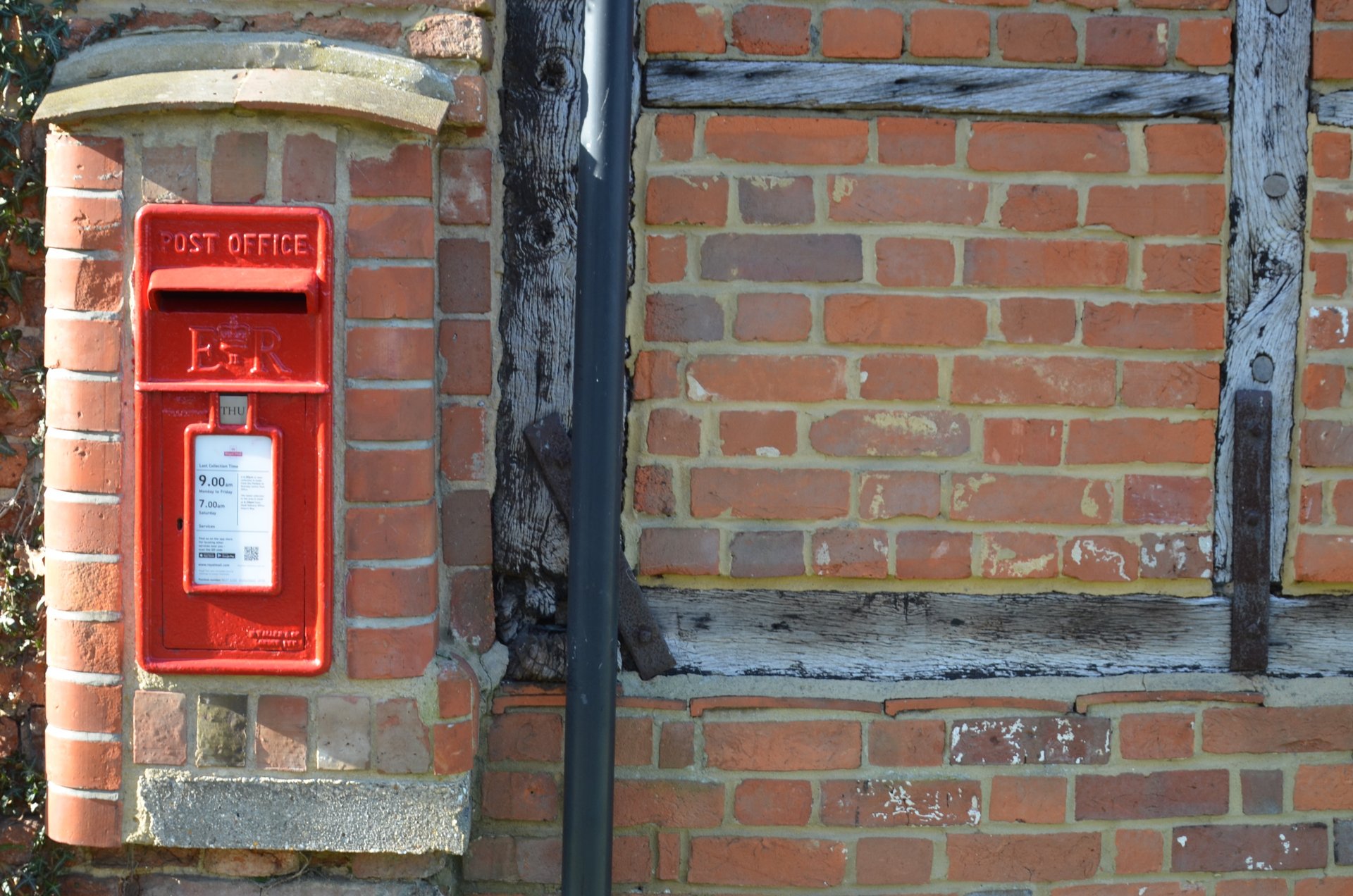 A327, Eversley, Queen Elizabeth II