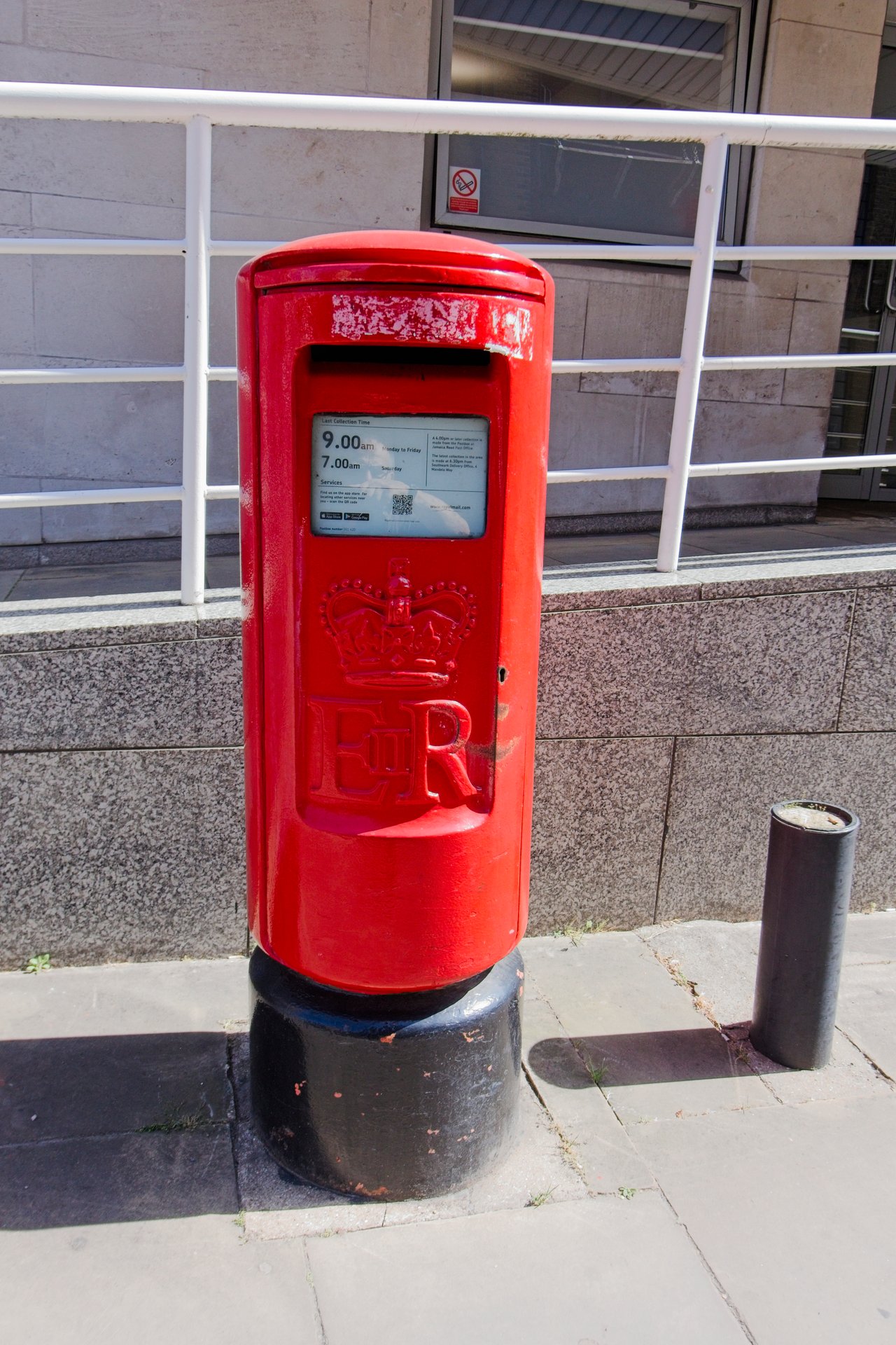 Postbox: Gainsford Street, Greater London, Southwark, Greater London