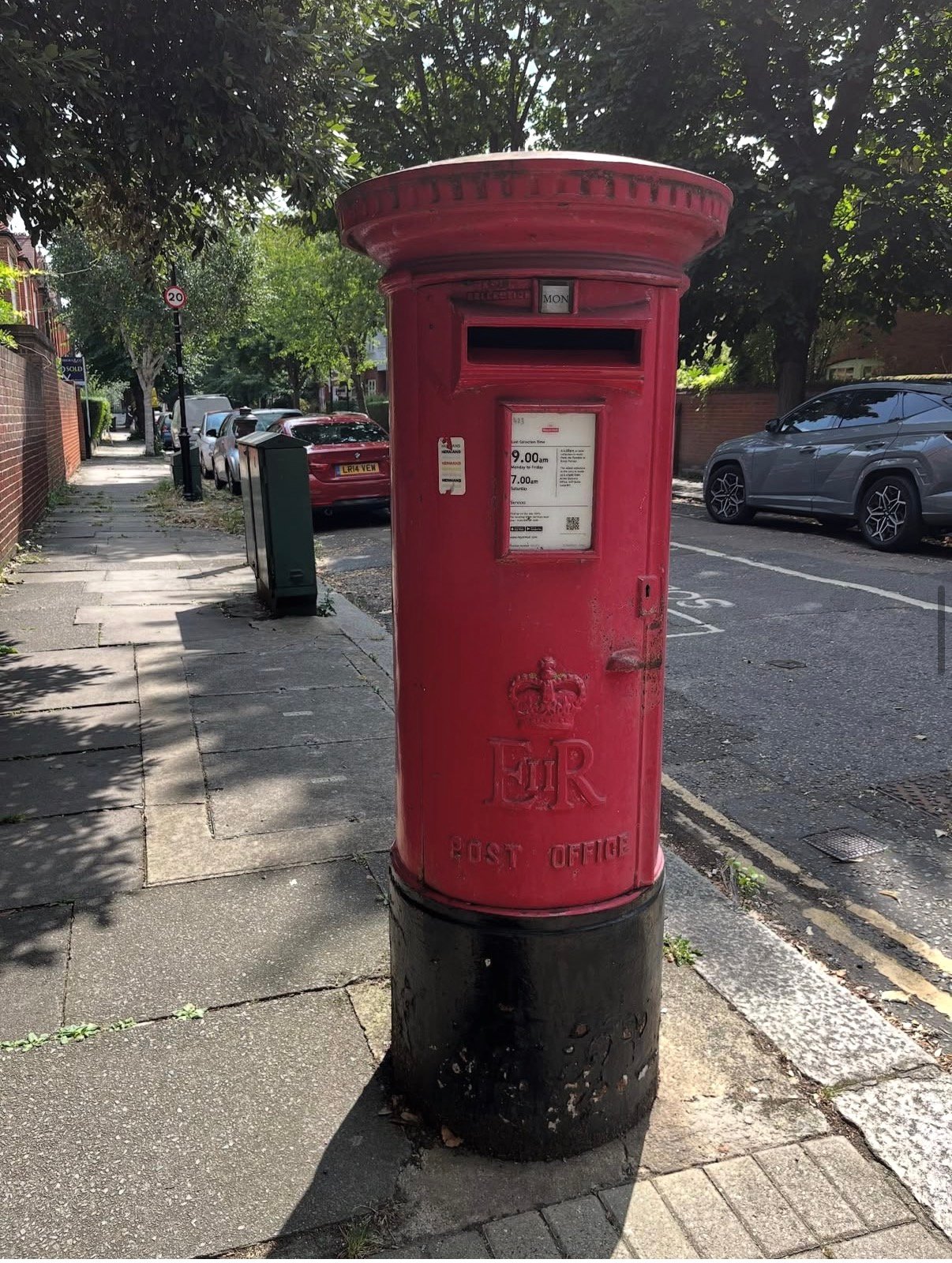 Bath Road, Greater London, Queen Elizabeth II