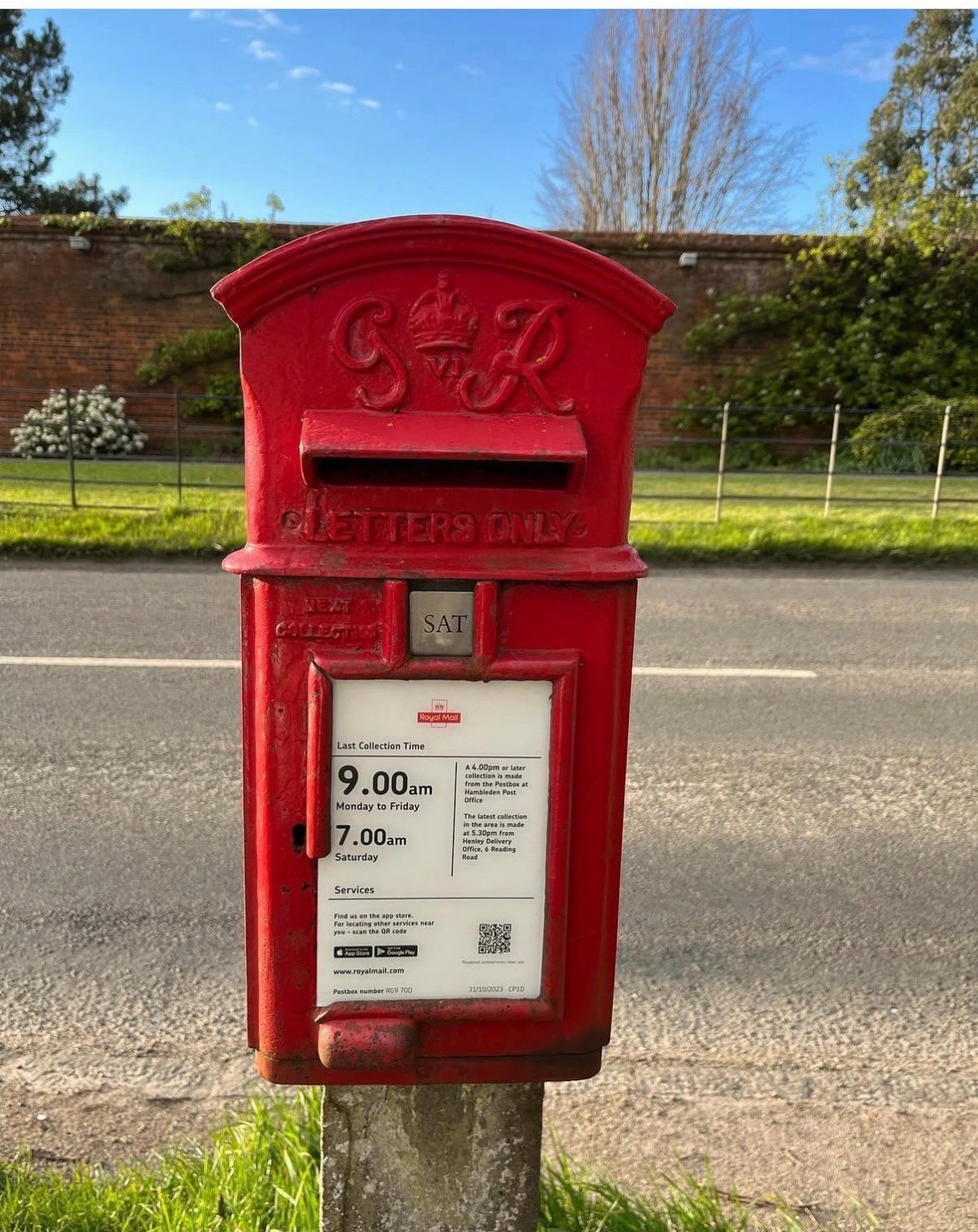 Elliptical "waggon top" roof, George VI (LB212 in the dropdown; same 1935-pattern silhouette as LB211 under George V). Lamp box on the A4155, Hambleden, Buckinghamshire. Listing subtype shown as Other (Waggon Top); cipher and era match the LB212 family.