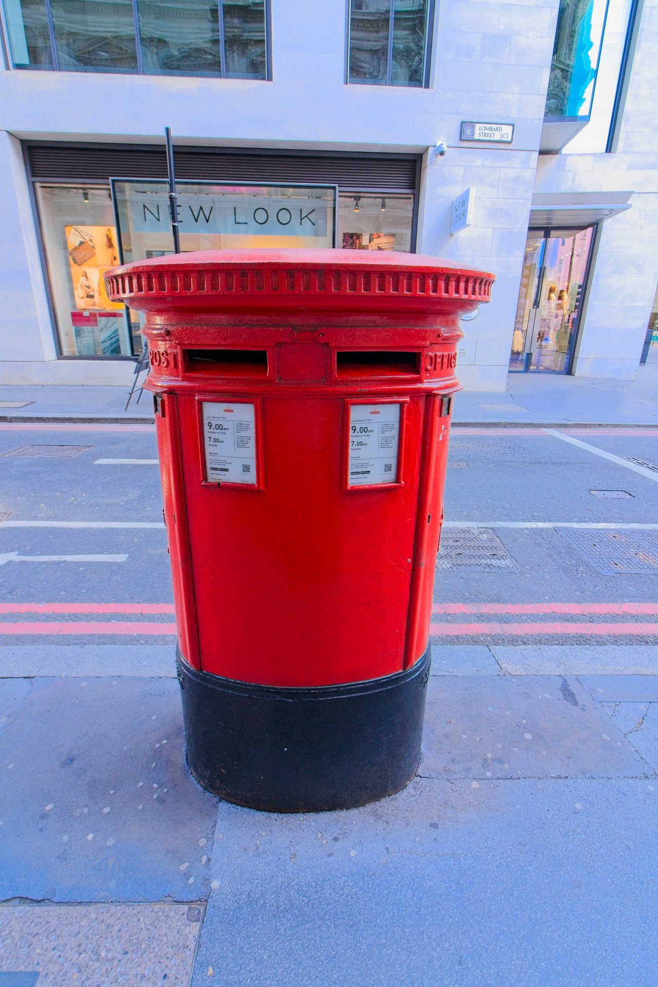 Postbox: Lombard Street, City of London, City of London, Greater London
