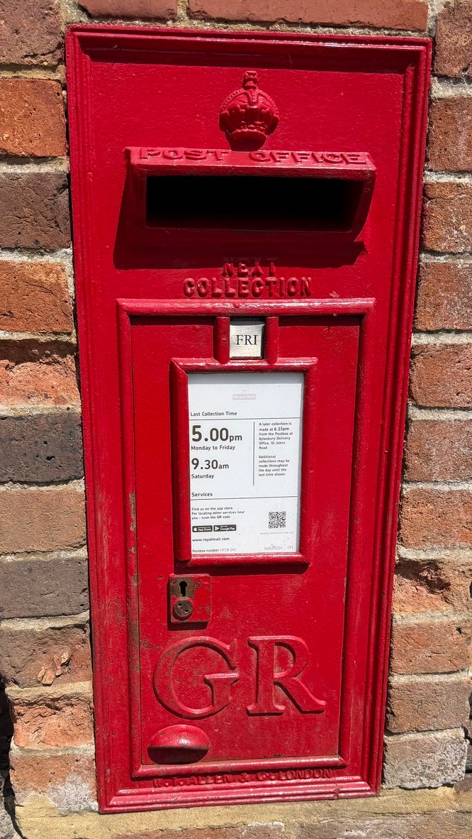 Postbox: Upper Church Street, Aylesbury, Cuddington, Aylesbury HP18 0AP, Buckinghamshire