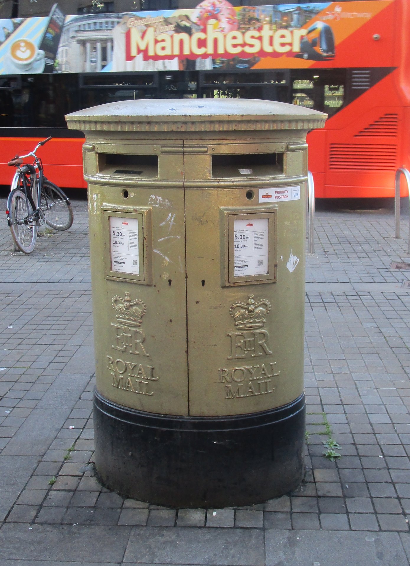 Piccadilly, Manchester, Queen Elizabeth II