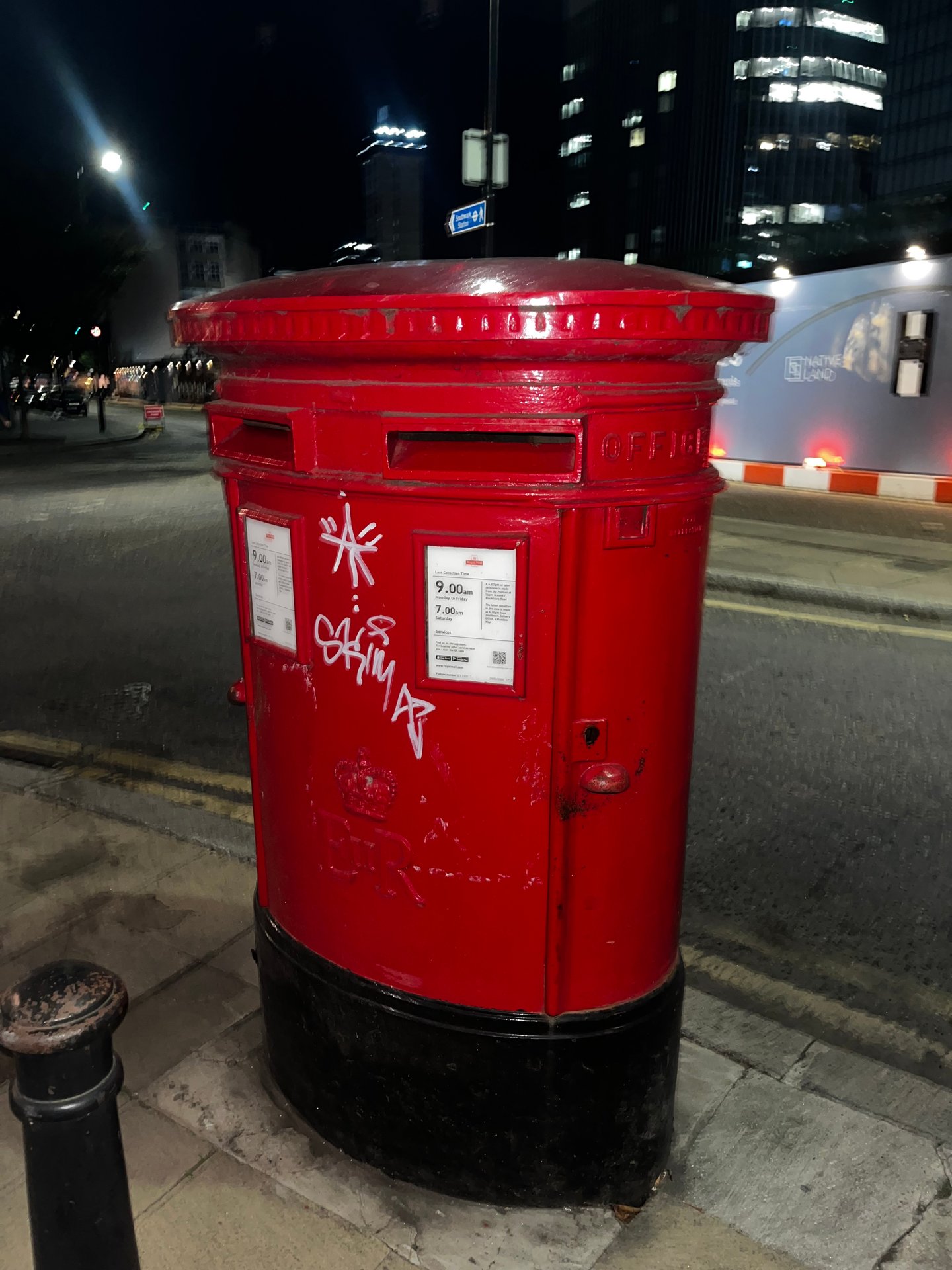 Falcon Point Piazza, Greater London photo 2