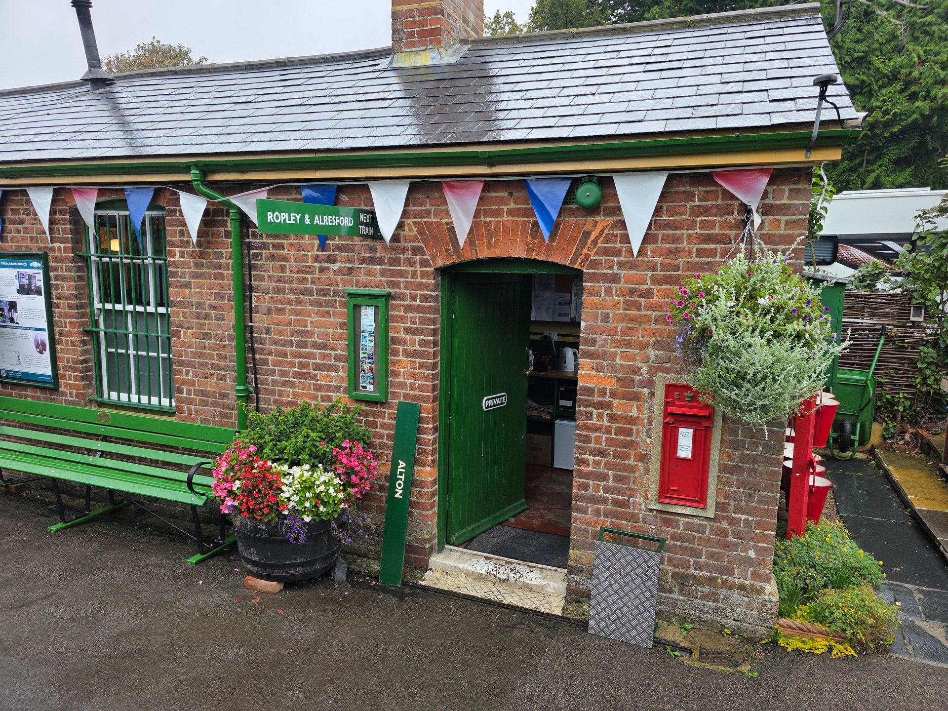 Station Approach, Medstead photo 2