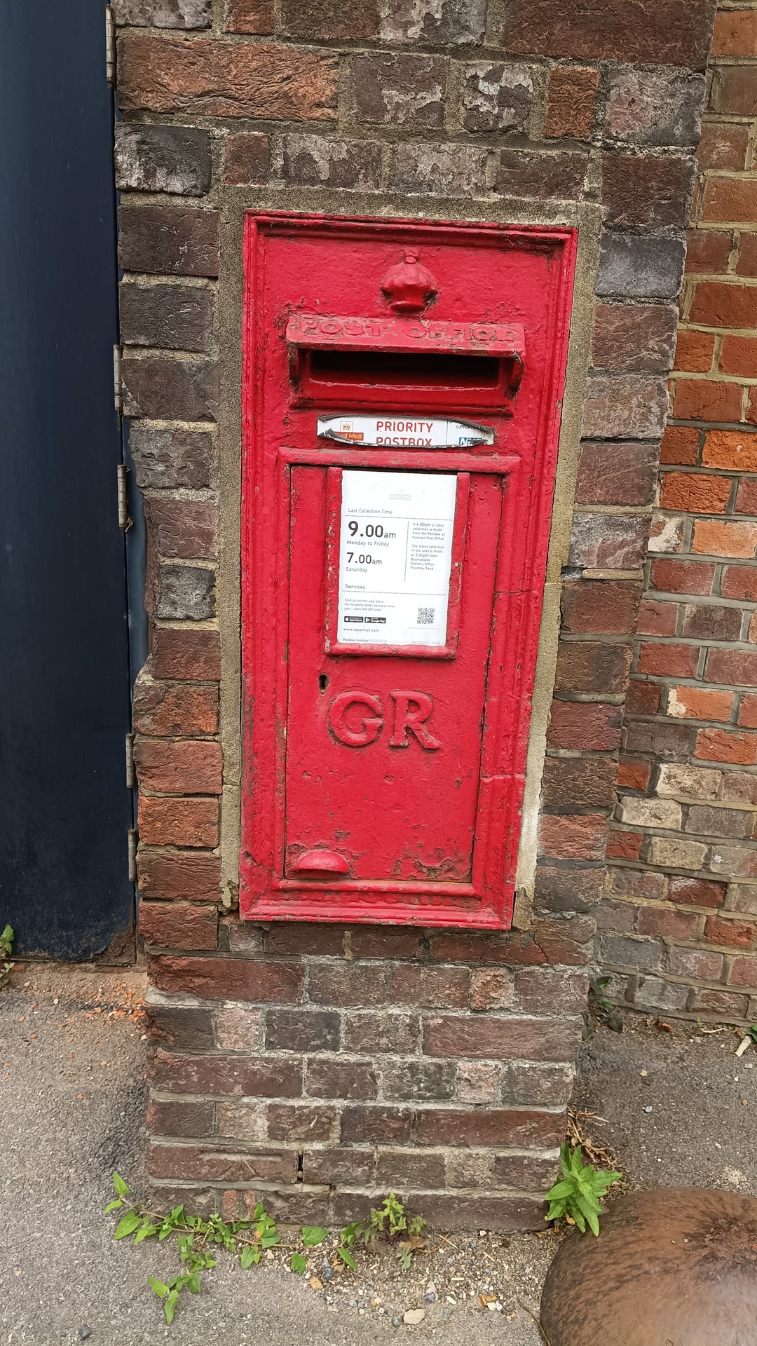 Postbox: Laverstoke Mill, Basingstoke, Hampshire
