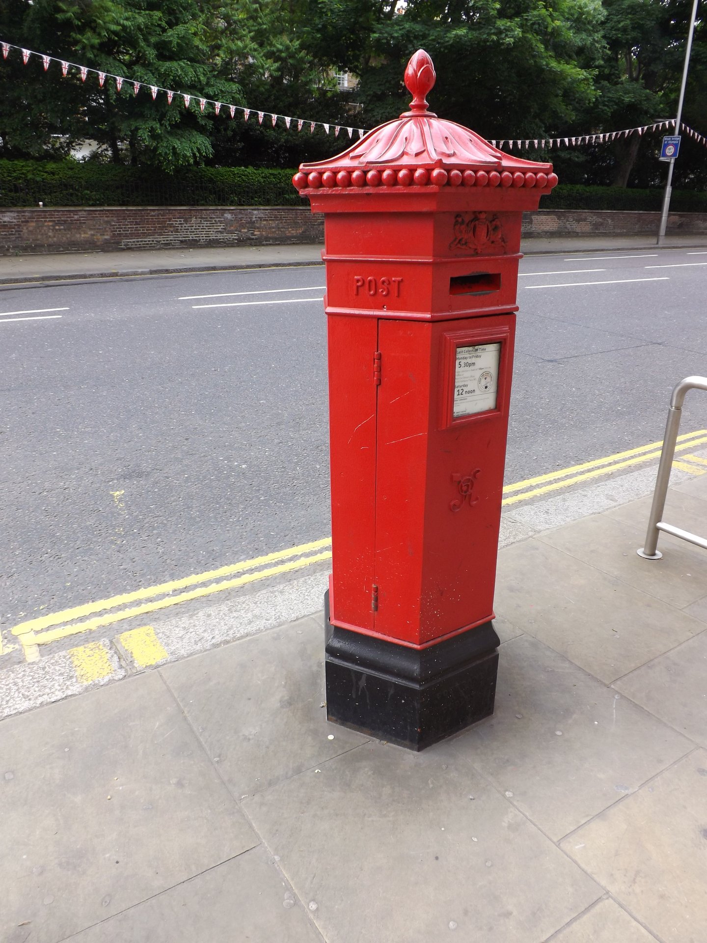 Kensington High Street, Greater London photo 4