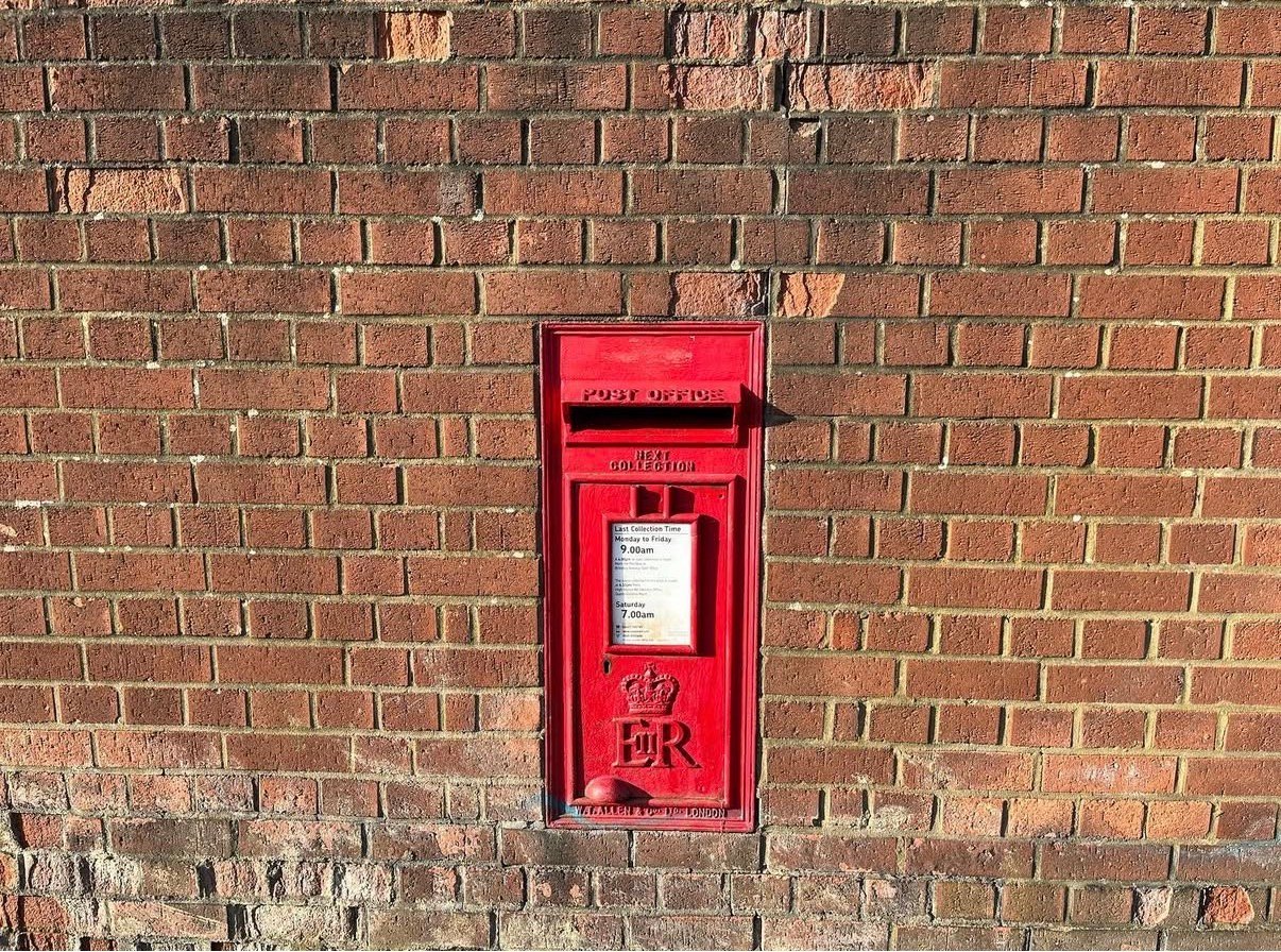 Location 51.63686, -0.77069, Queen Elizabeth II