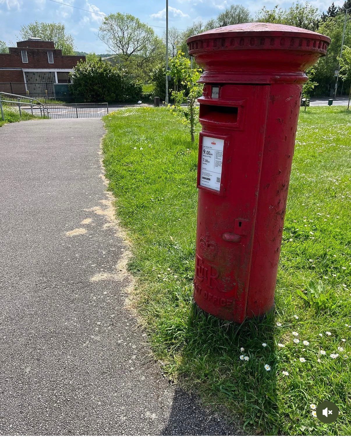 Uxbridge Road, Maple Cross, Queen Elizabeth II