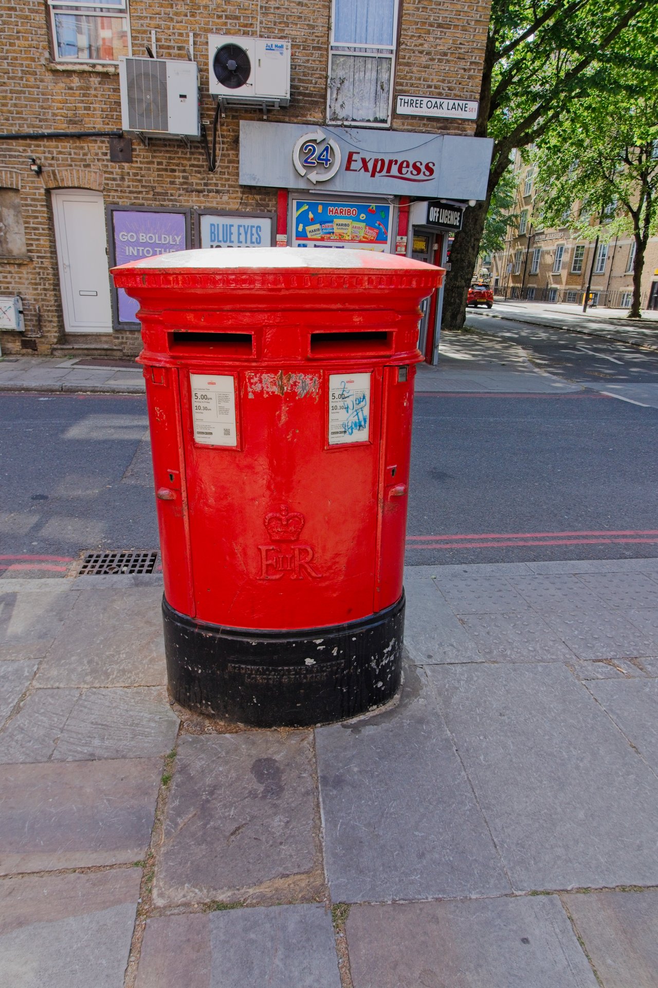 Postbox: Tooley Street, Greater London, Southwark, Greater London