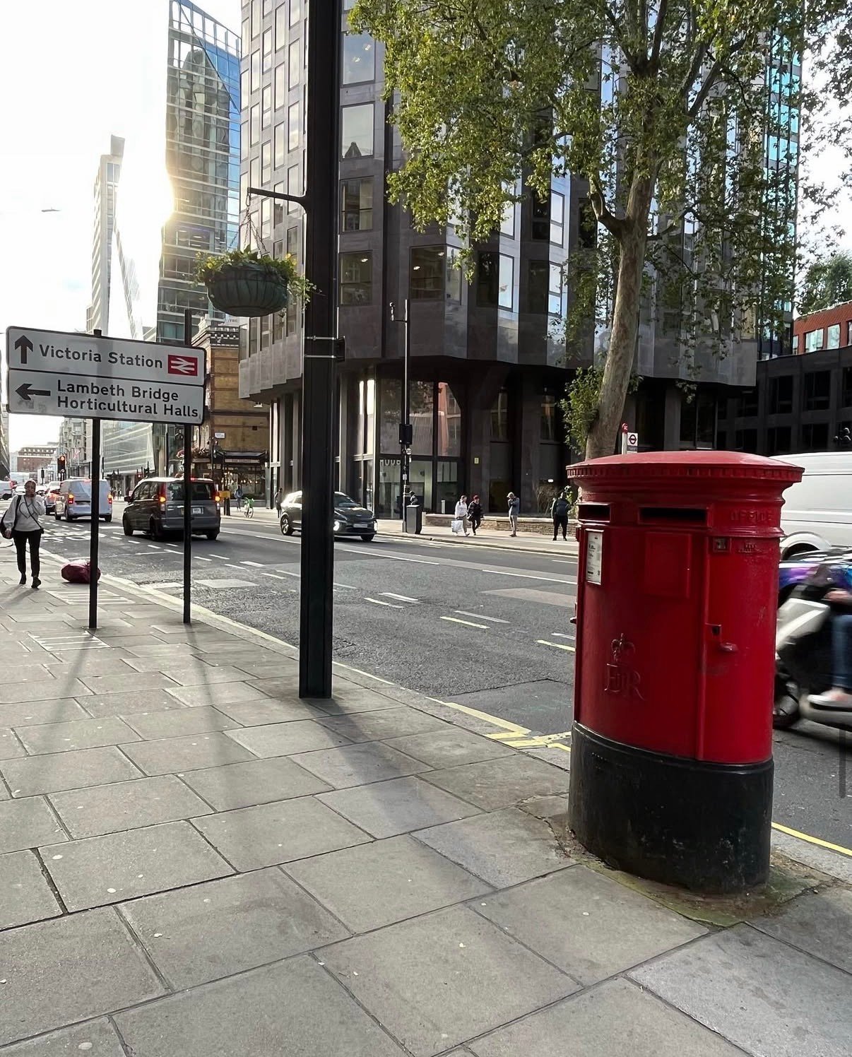 Victoria Street, City of Westminster, Queen Elizabeth II
