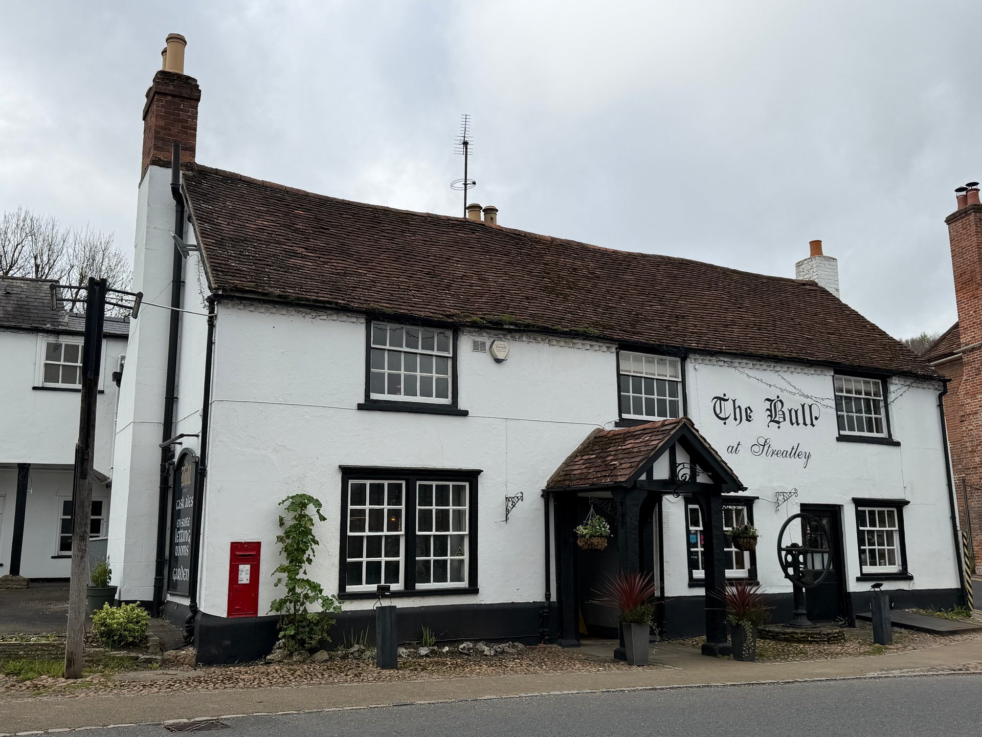Reading Road, Streatley photo 2