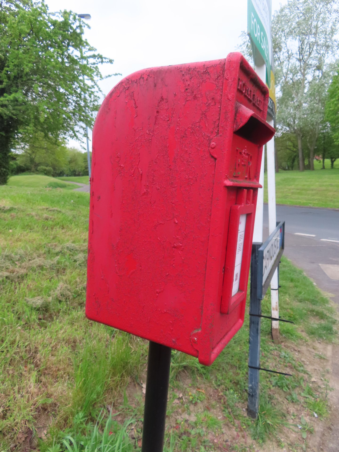 Postbox: Carnoustie, Tamworth, Tamworth, Staffordshire